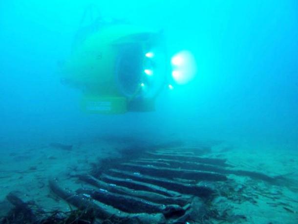 Ictineu 3 submarine, exploring underwater wreck